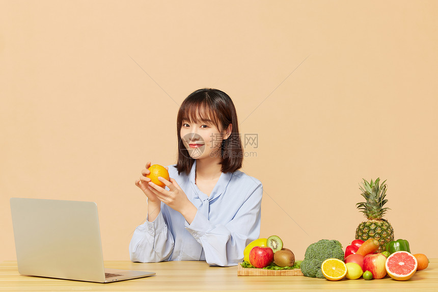 女营养师拿橙子饮食推荐图片