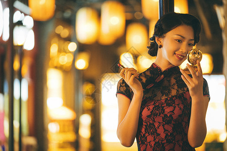 中式复古城市夜晚霓虹灯下身穿红色旗袍的美女梳妆打扮背景