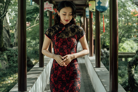 园林长廊里的旗袍美女中国高清图片素材