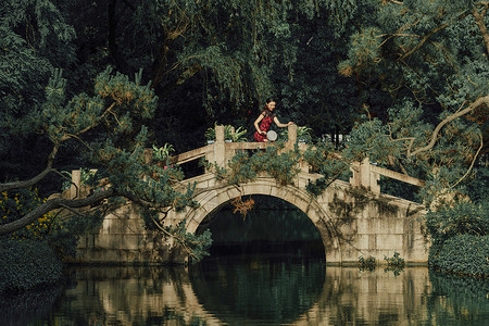 古风石桥素材站在桥上旗袍美女背景