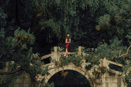 站在桥上旗袍美女图片