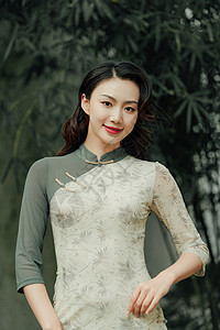 园林长廊里的旗袍美女背景图片