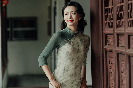 中式长廊园林长廊里的旗袍美女背景