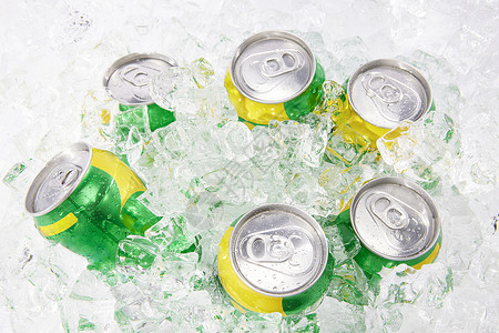 在冰块里冰镇着的碳酸饮料高清图片