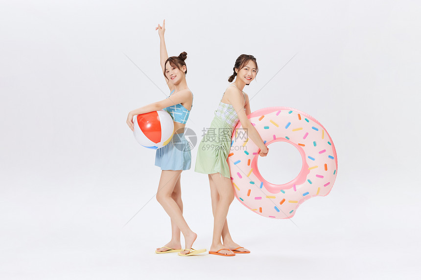 夏日泳装姐妹海边玩耍形象图片