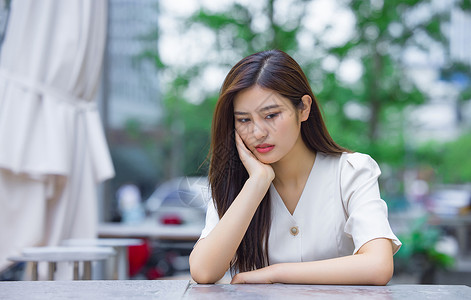 悲伤难过的女性一个人生活图片