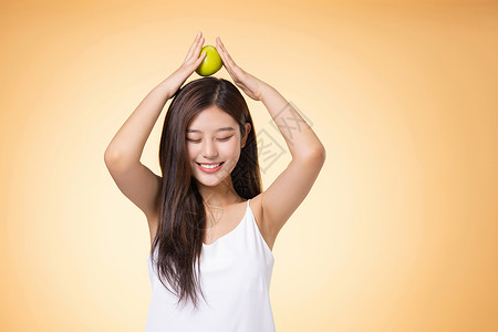 拿着苹果的美女健康饮食高清图片