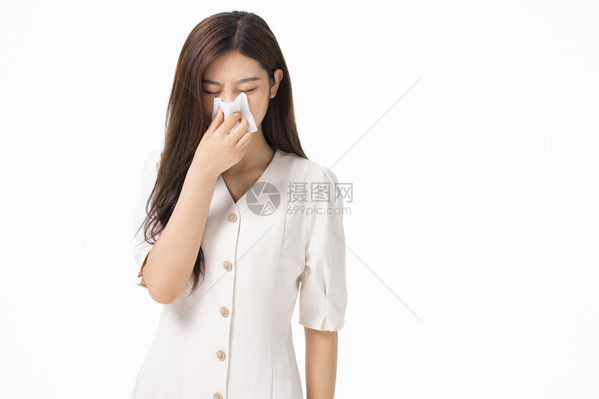感冒擦鼻涕的女性图片