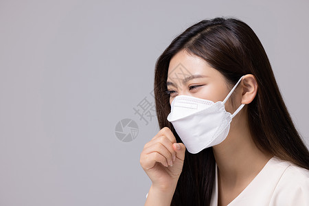 女性咳嗽戴着口罩图片