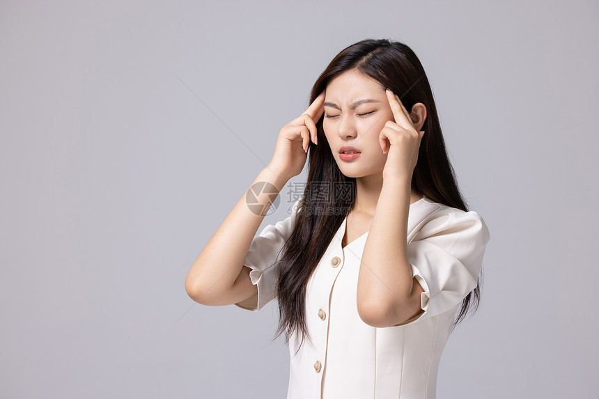 女性生病头疼按摩太阳穴图片