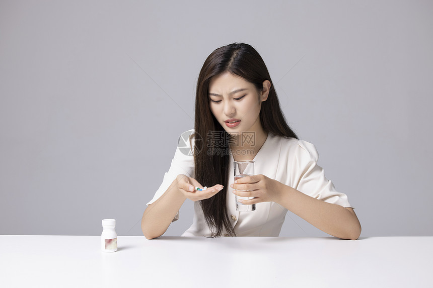 生病吃药的年轻女性图片