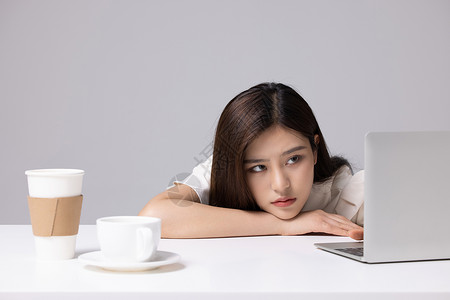 熬夜加班喝咖啡的职场女性高清图片