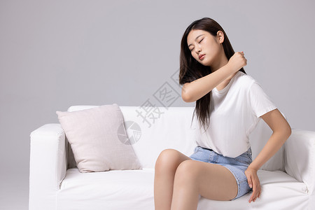 肩膀不适的年轻女性背景图片