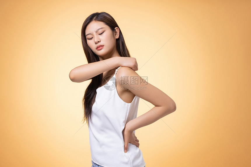 肩膀不适的年轻女性图片