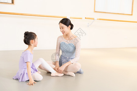 舞蹈老师和小女孩交流互动图片