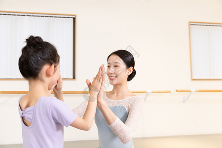 儿童学习芭蕾舞舞蹈老师鼓励小女孩跳舞背景