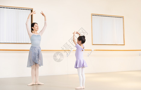 舞蹈老师指导小朋友动作图片
