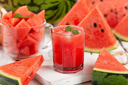 夏日西瓜汁新鲜红桌高清图片