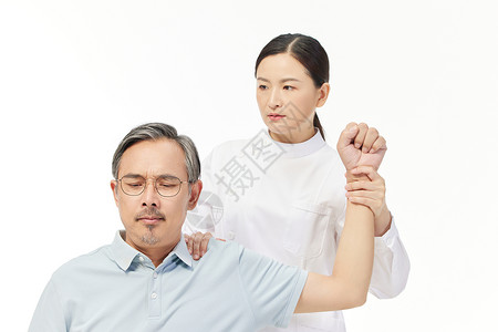 护士帮助老人做物理治疗高清图片