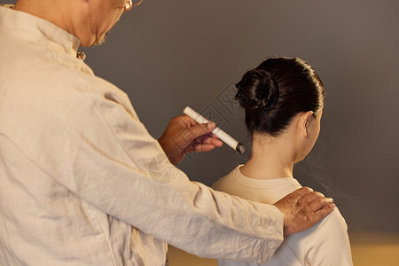 中医为女顾客做艾灸中国人高清图片素材