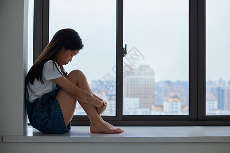 在家孤独难过的小女孩图片