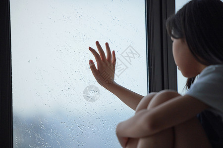 女孩窗外窗边伤心孤单的小女孩摸着窗外背景
