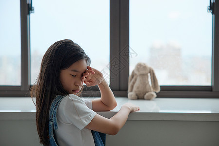 孤独小女孩居家儿童独自哭泣背景