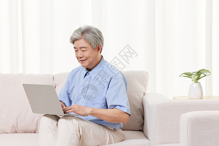 退休老人生活学习电脑图片