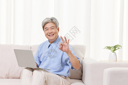 退休老人生活学习电脑图片