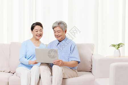 医生节日退休老年夫妻学习电脑背景