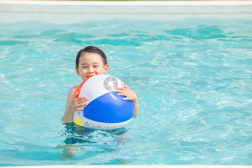 小男孩在泳池中玩耍图片