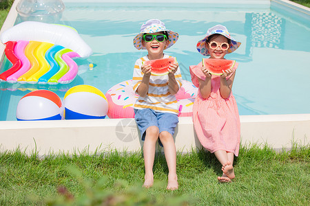 西瓜地中女孩夏天男孩和女孩坐在泳池边开心吃西瓜背景