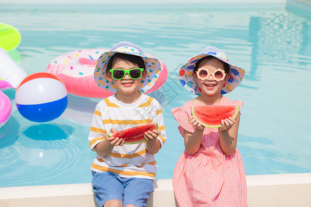 大笑男孩夏天男孩和女孩坐在泳池边开心吃西瓜背景
