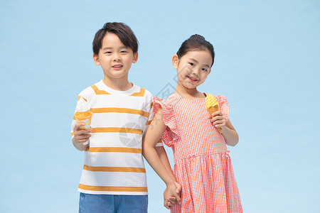 小男孩与小女孩手拿冰淇淋高清图片