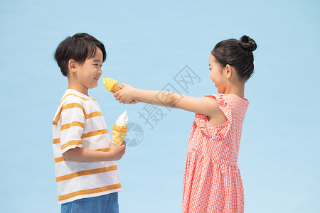 蓝色斑点冰淇淋小男孩和小女孩互喂雪糕背景