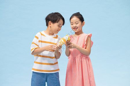 雪糕主题儿童节小男孩和小女孩手拿冰淇淋玩耍背景