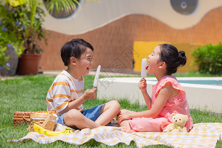 冰淇淋男孩小男孩小女孩野餐吃冰棍雪糕背景