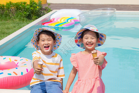 男孩女孩一起吃冰淇淋高清图片