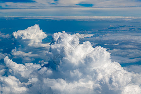 飞机上空的云层背景图片