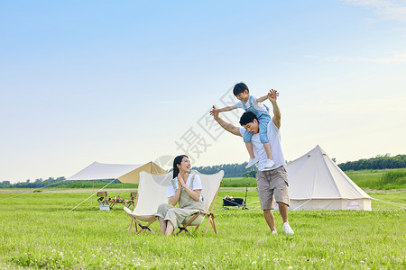 一家三口人家庭亲子户外露营玩耍背景