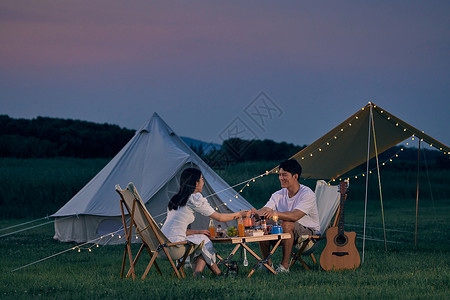 野营野餐野炊年轻情侣夜晚户外野营背景