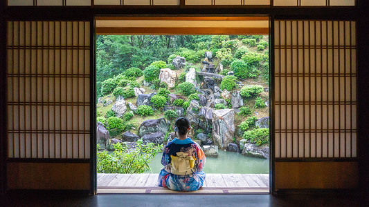 日本服装日式庭院里的和服女孩背影背景