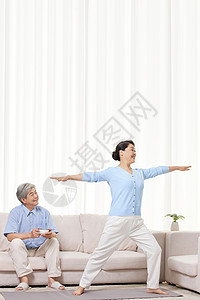 瑜伽爱好退休居家老年夫妻做瑜伽背景