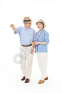 老年夫妻旅行散步高清图片
