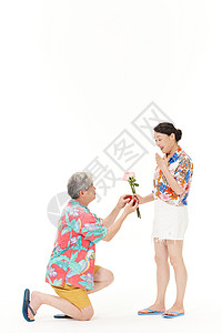 老年男性给爱人献花图片