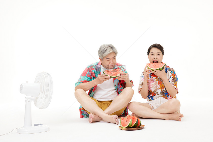吹风扇乘凉的老年夫妻消暑乘凉图片