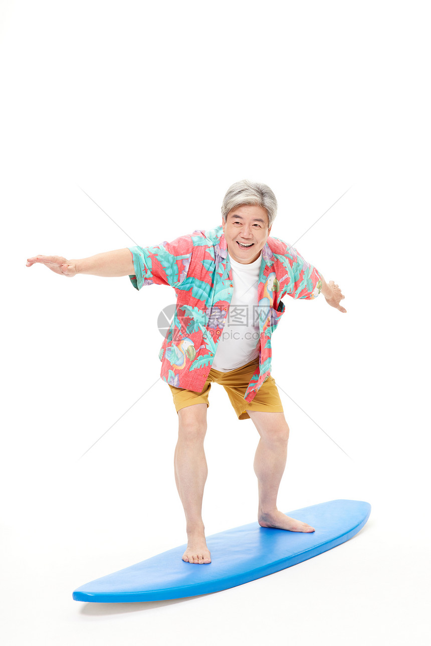 站在冲浪板上的老人图片
