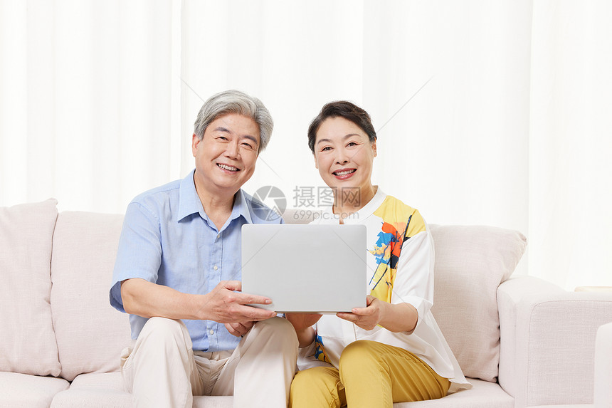 老年夫妻在家用笔记本电脑上网图片
