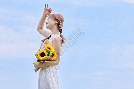 夏日美女手拿向日葵高清图片