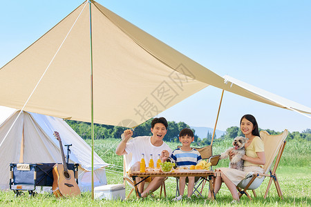 西瓜里小孩一家人夏日露营背景